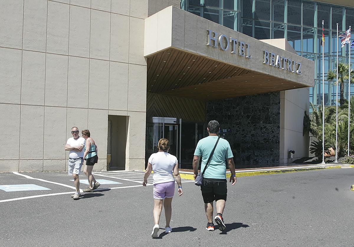 Huéspedes accediendo a un complejo alojativo lanzaroteño.