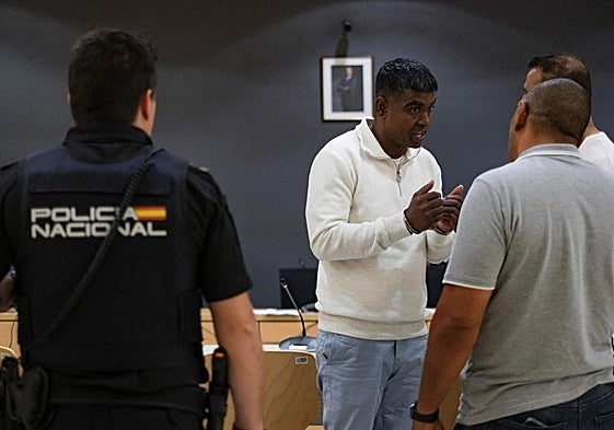 El procesado, ciudadano de Bangladesh, al finalizar el juicio.