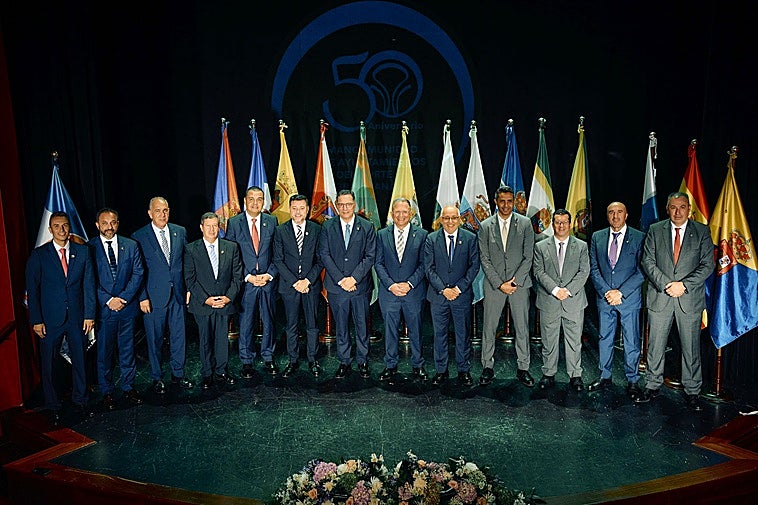 Foto de familia de los once alcaldes de la Mancomunidad del Norte y otras autoridades.