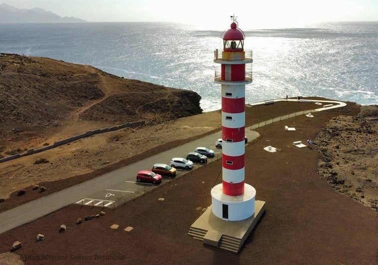 Vista del Faro de Sardina y del aparcamiento donde la serpiente se subió a un vehículo.
