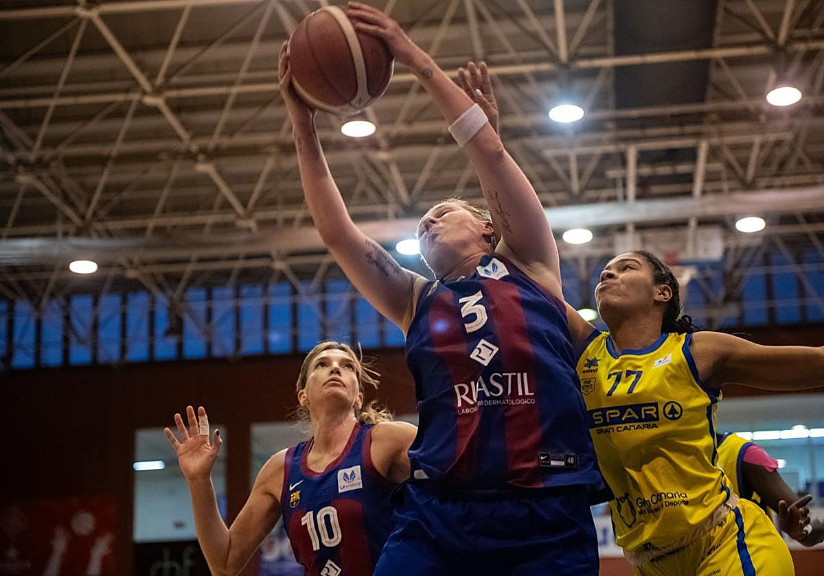 Anderson coge un rebote ante Padilla en el encuentro entre el Barça y el SPAR Gran Canaria el pasado curso 2023-2024.