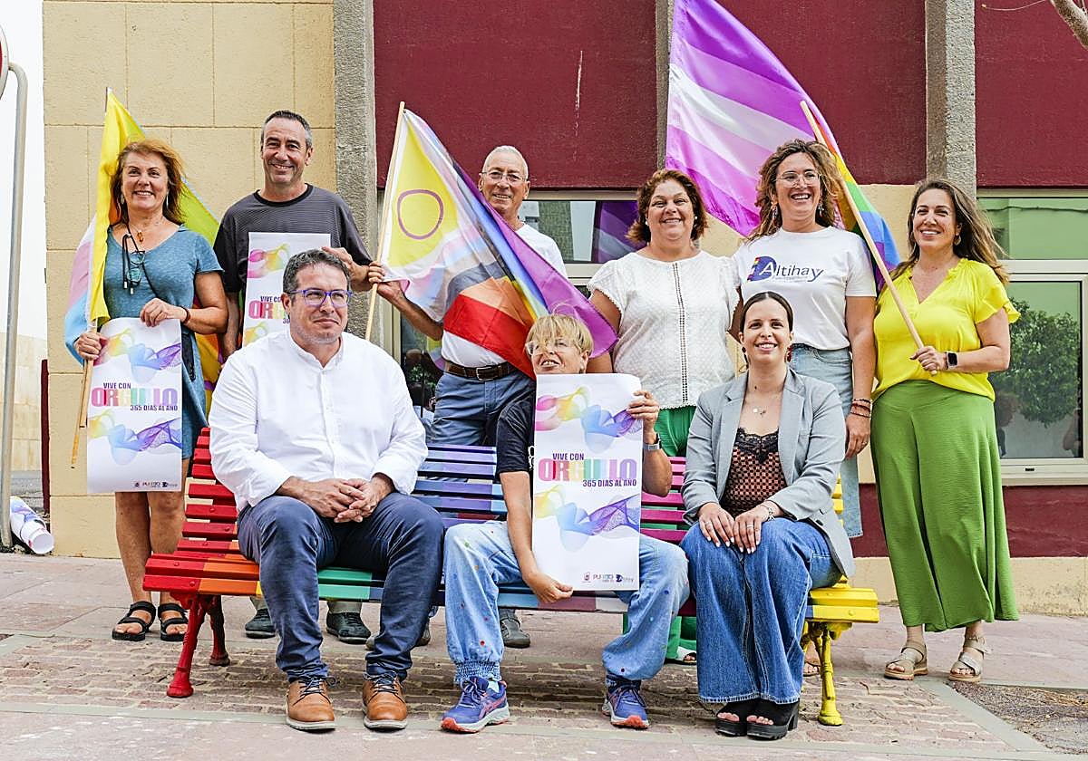 El alcalde David de Vera y la coordinadora de Altihay, Alva Valdivia, entre otros, en el bando de la diversidad recién inaugurado frente a las casas consistoriales.