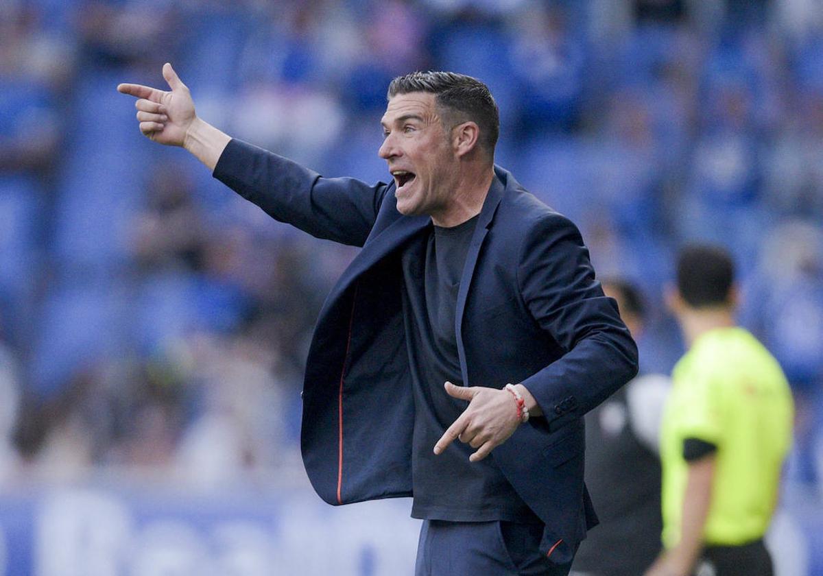 Carrión, dando órdenes en el Oviedo.