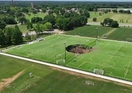 Imágenes del socavón abriéndose en Illinois (EE UU).