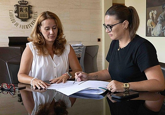 La presidenta Lola García y la consejera de Empleo, Nuria Cabrera.