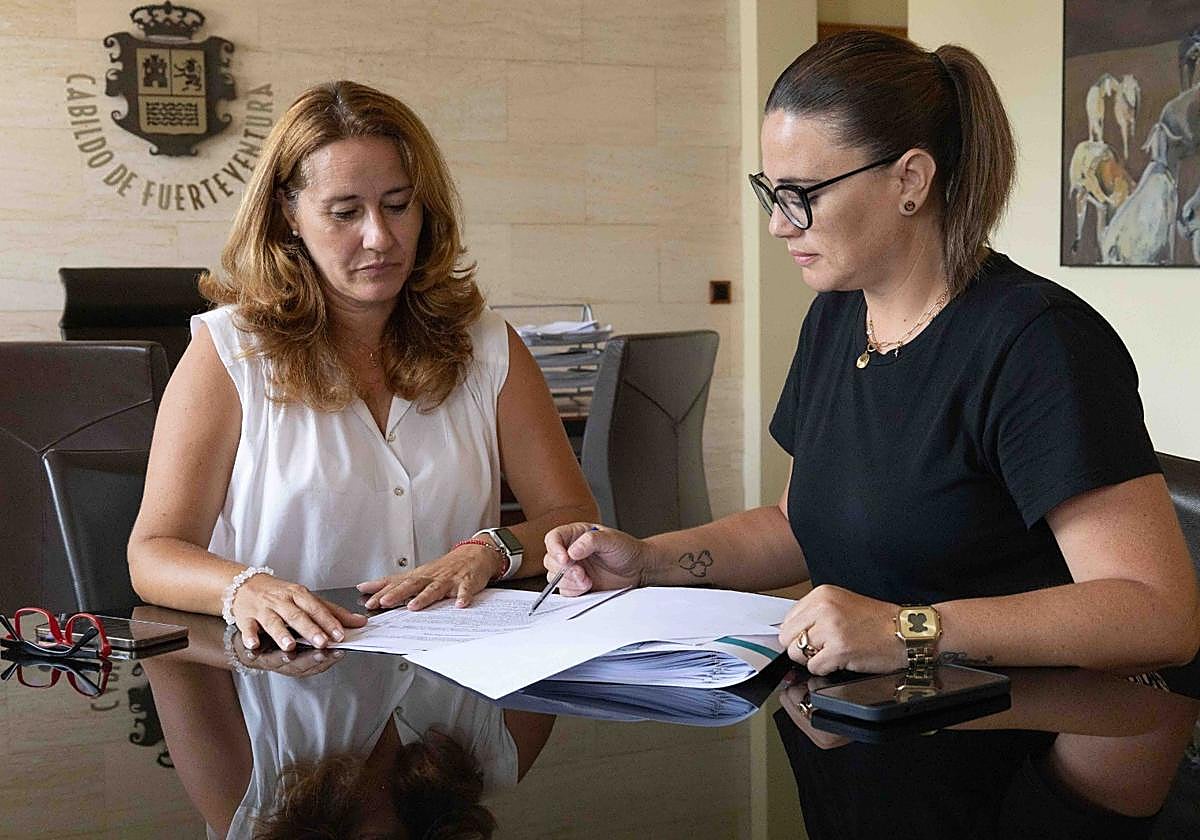 La presidenta Lola García y la consejera de Empleo, Nuria Cabrera.