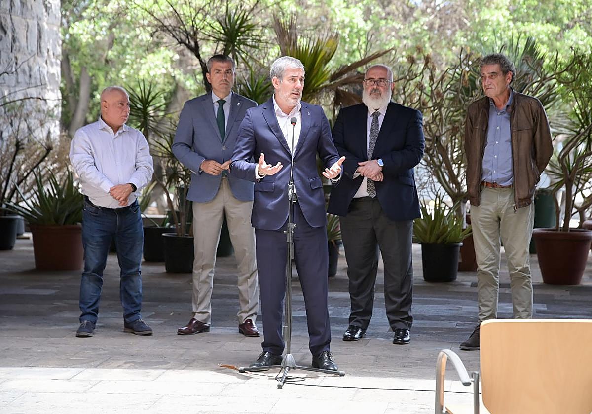 En primer término, Fernando Clavijo, Navarro (i), Domínguez (2i), Alfonso (2d) y González.