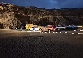Dispositivo de fuerzas de seguridad locales, emergencias y bomberos en la playa de Ajuy este jueves por la noche.