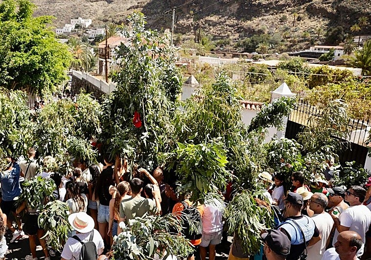 Imagen de la subida de la Banda Guinituada en busca de los romeros.