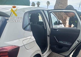 Rescatan a un bebé atrapado en un coche en Morro Jable