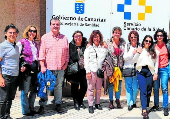 Profesionales de los equipos de las unidades Transcan tras mantener una reunión de coordinación.