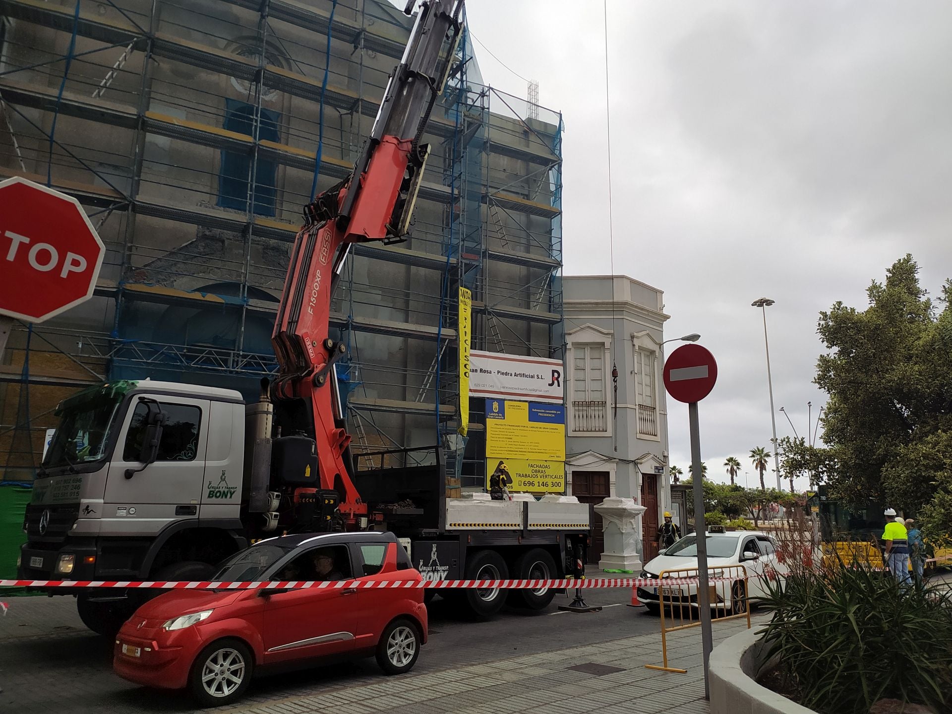 Las pilastras miden 2,20 metros.