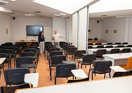 Ascen Toledo visitando las nuevas dependencias de la Biblioteca Insular.