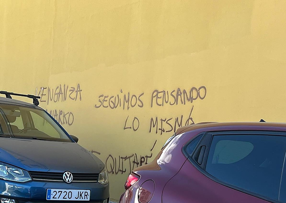 Imagen secundaria 1 - Actos vandálicos en La Aldea: pintadas contra políticos e instituciones