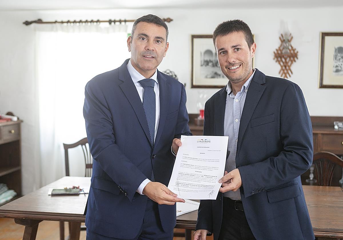 Firma realizada en el Monumento al Campesino.