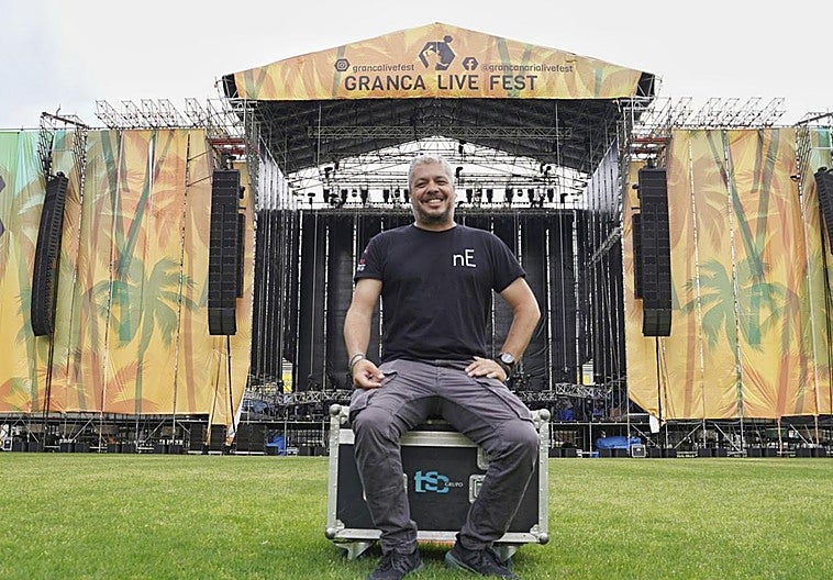 Leo Mansito posa desde el césped del Estadio de Gran Canaria durante los preparativos del festival.