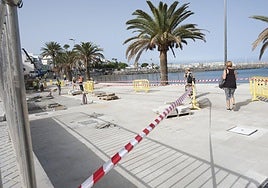 Los operarios habilitan senderos de paso entre las obras para los ciudadanos.