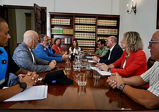 Representantes de Santa Lucía durante la reunión en la Delegación.