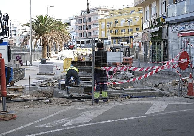 Ritmo frenético. La calle Miguel Marrero siempre fue un hervidero de coches. Ahora lo es de obreros.