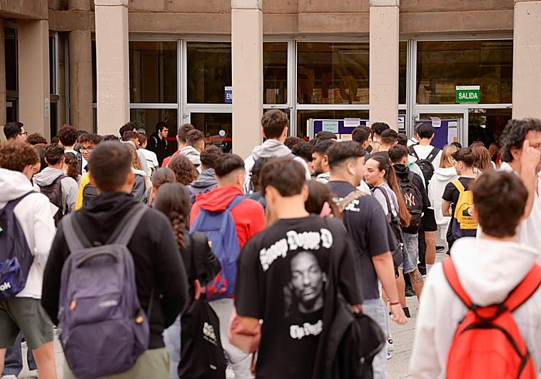 Miles de estudiantes se presentaron este miércoles al primer examen extraordinario.