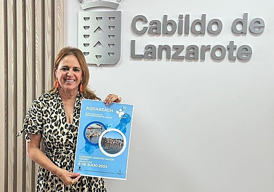 Nori Machín, con el cartel de la actividad.