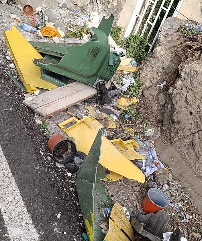 Imagen secundaria 2 - El vuelco de un camión colapsó San Mateo durante cuatro horas