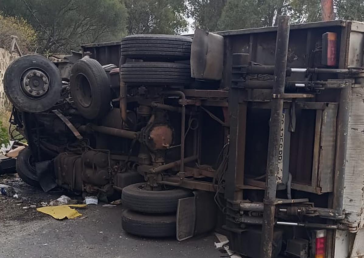 Imagen secundaria 1 - El vuelco de un camión colapsó San Mateo durante cuatro horas