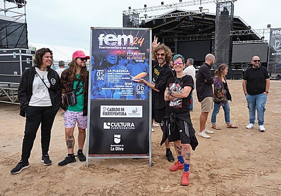 Los miembros del grupo brasileño Francisco El Hombre, en el montaje del FEM 2024, en la playa de la Concha, en El Cotillo.
