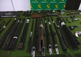 Se incautaron 48 armas de fuego en el taller.