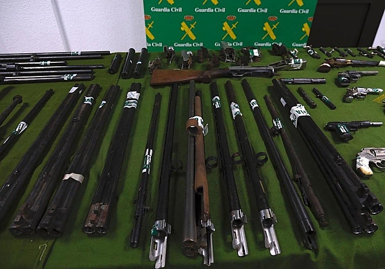 Se incautaron 48 armas de fuego en el taller.