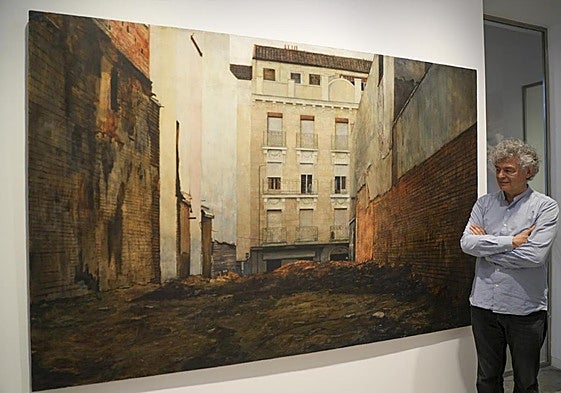José Manuel Ballester junto a la única pieza pictórica que ha incluido en la exposición 'Una mirada poliédrica'.