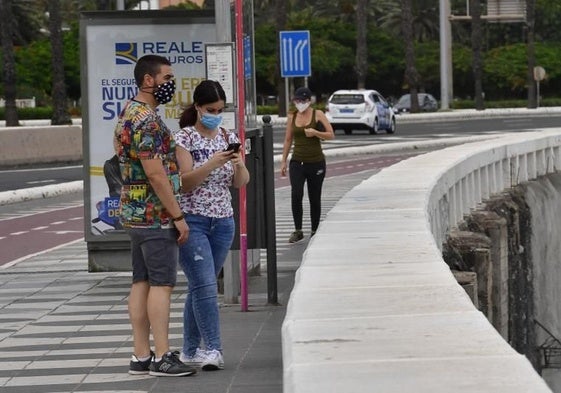 Imagen de archivo con gente con mascarillas en la Avenida Marítima.