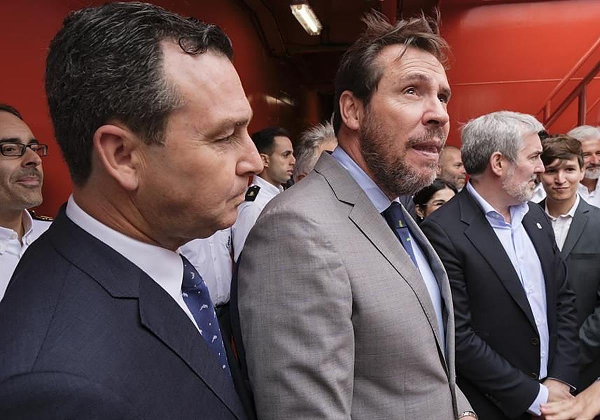 El ministro de Transportes, Óscar Puente (c), y el presidente de Canarias, Fernando Clavijo (d), en la presentación del buque 'Heroínas de Sálvora', en el puerto de Las Palmas de Gran Canaria.