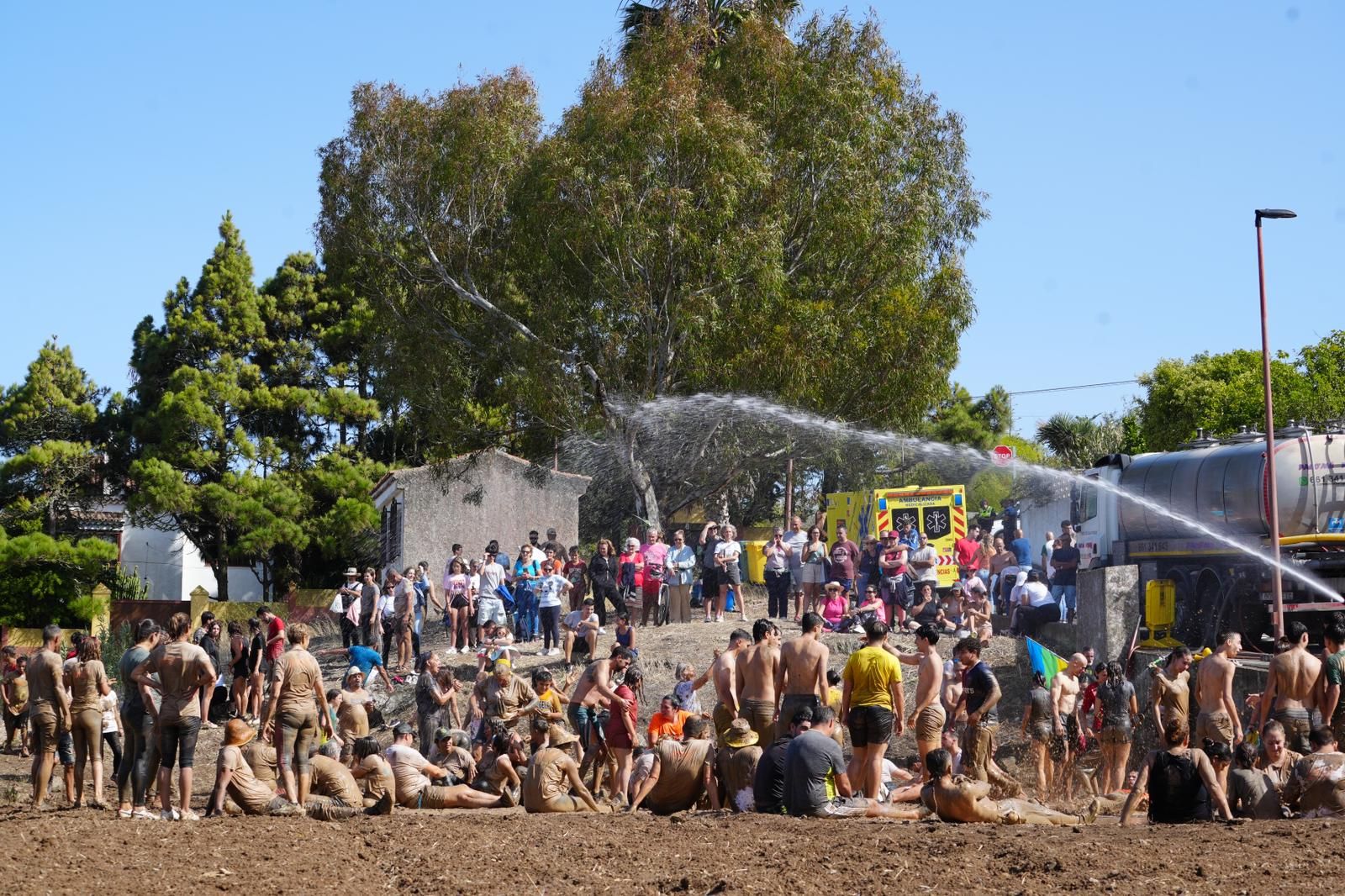 La Atalaya se tiñe de marrón con la Traída del Barro, en imágenes