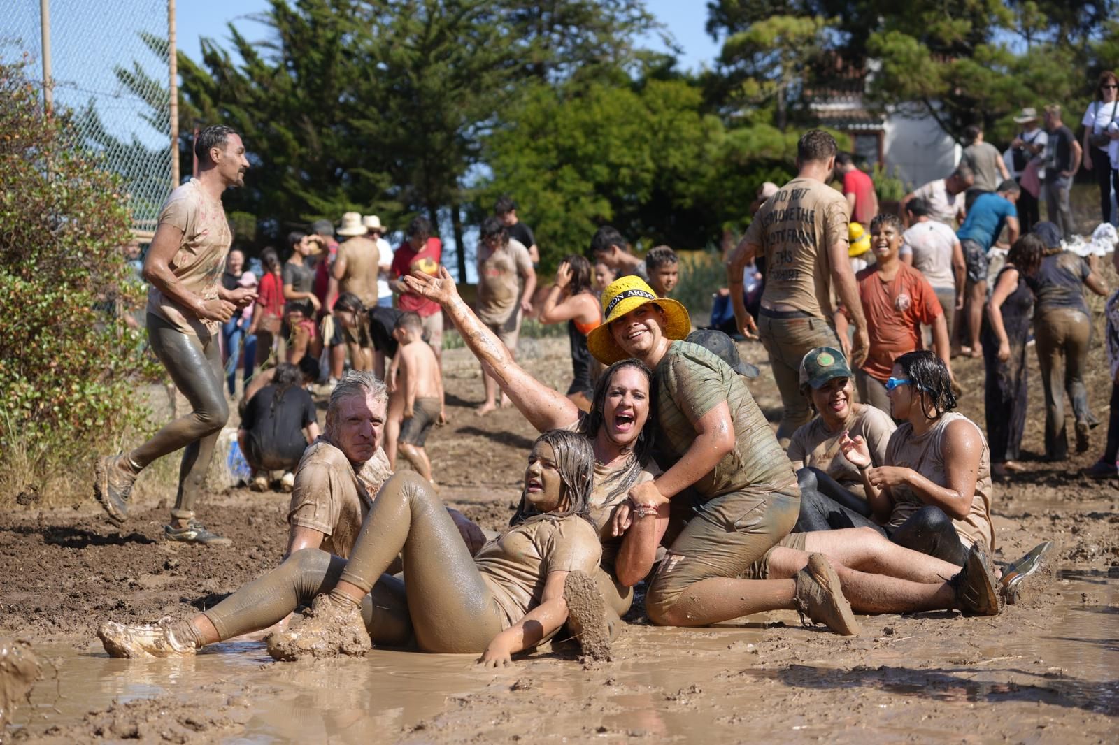 La Atalaya se tiñe de marrón con la Traída del Barro, en imágenes