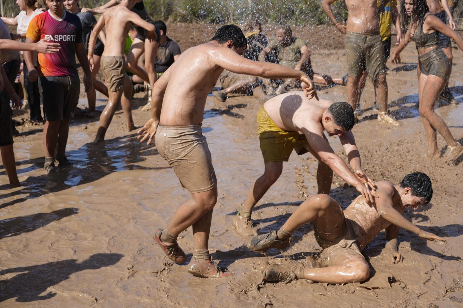 La Atalaya se tiñe de marrón con la Traída del Barro, en imágenes
