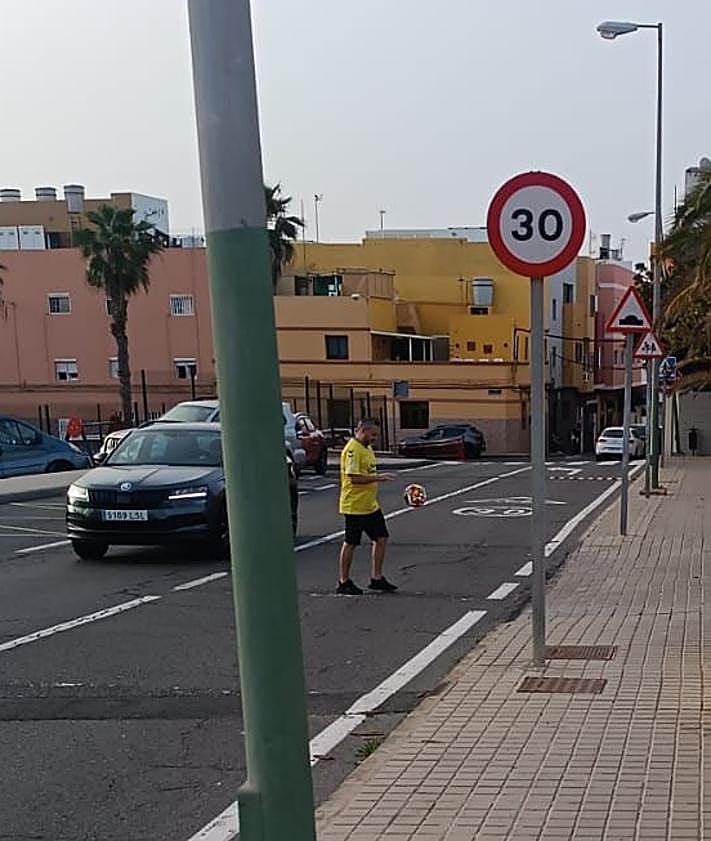 Imagen secundaria 2 - Los padres recuperan y devuelven el balón antes de que la portería acabara en el suelo.