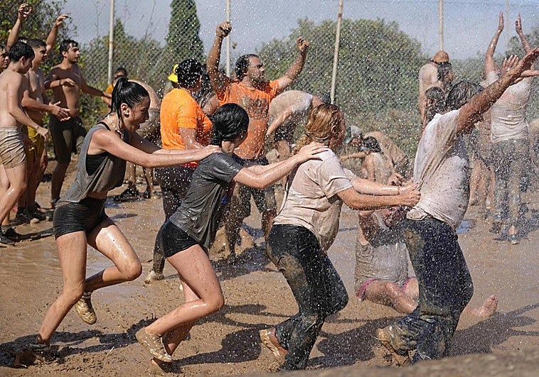 La Atalaya, en Santa Brígida, se visió de marrón para celebrar la trigésimo primera edición de la Traída del Barro.