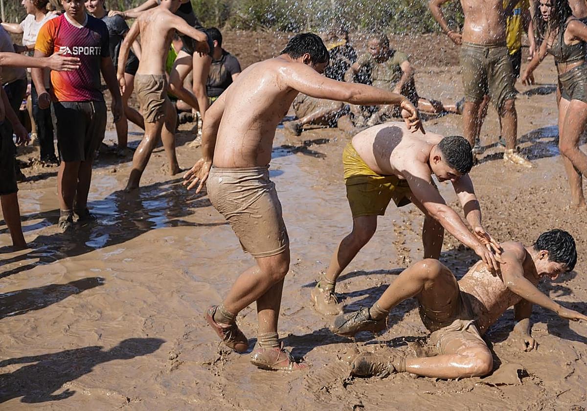 Imagen principal - La Atalaya se embarra para divertirse