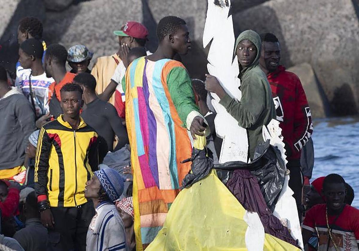 Imagen de archivo de un cayuco arribando al Hierro.