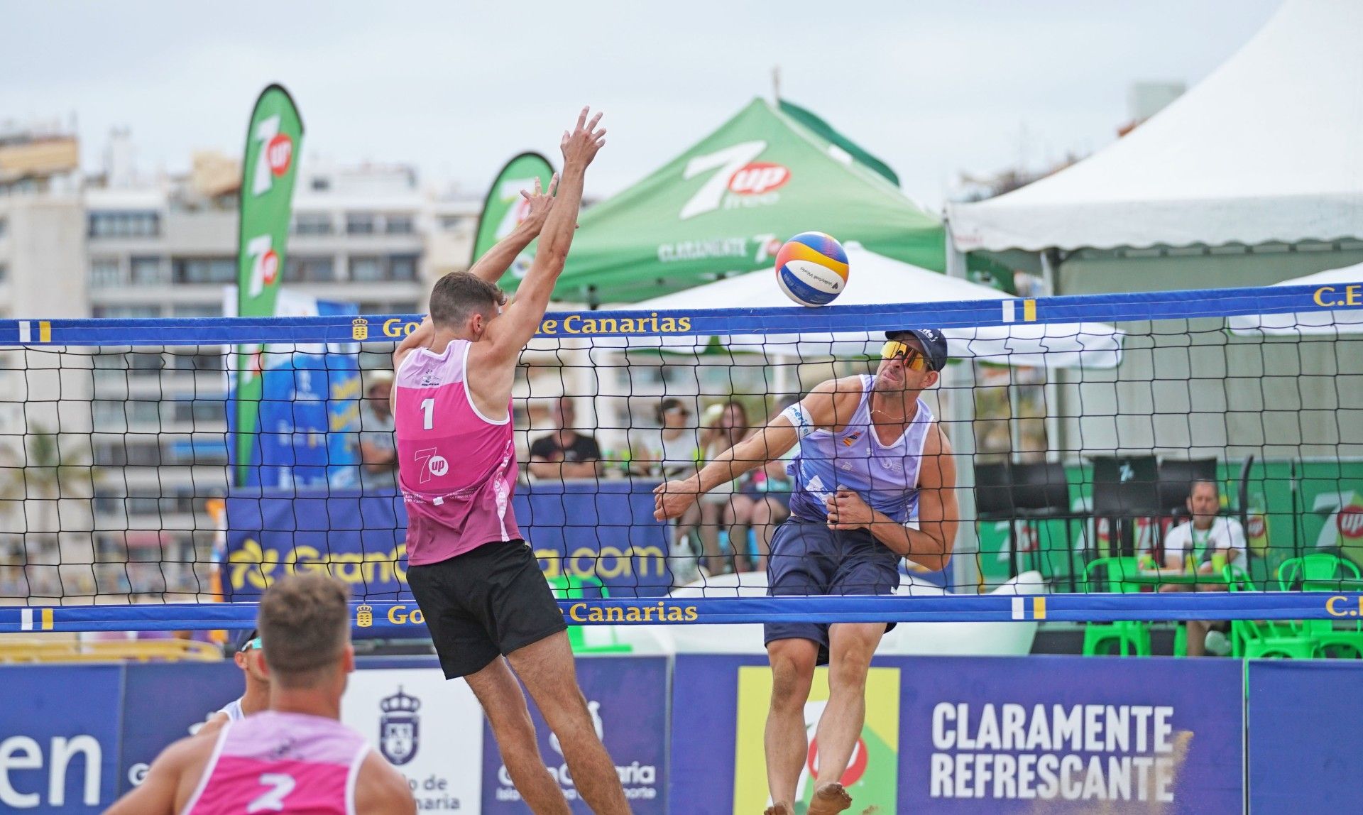Las Canteras sigue gozando con el Challenge Beach Volley Cup.
