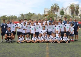 Grupo de alumnos con los técnicos, Aythami y Álex Suárez.