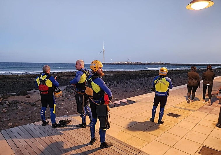 Imagen de los bomberos de Gran Canaria en la playa de Arinaga.