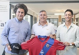 Juan Carlos Socorro, en su presentación como técnico rojillo junto con el presidente de la entidad, Juan Carlos Albuixech, y del director general, César Saavedra.
