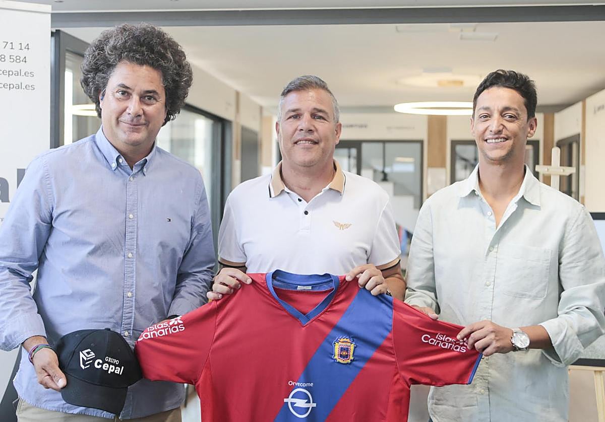Juan Carlos Socorro, en su presentación como técnico rojillo junto con el presidente de la entidad, Juan Carlos Albuixech, y del director general, César Saavedra.
