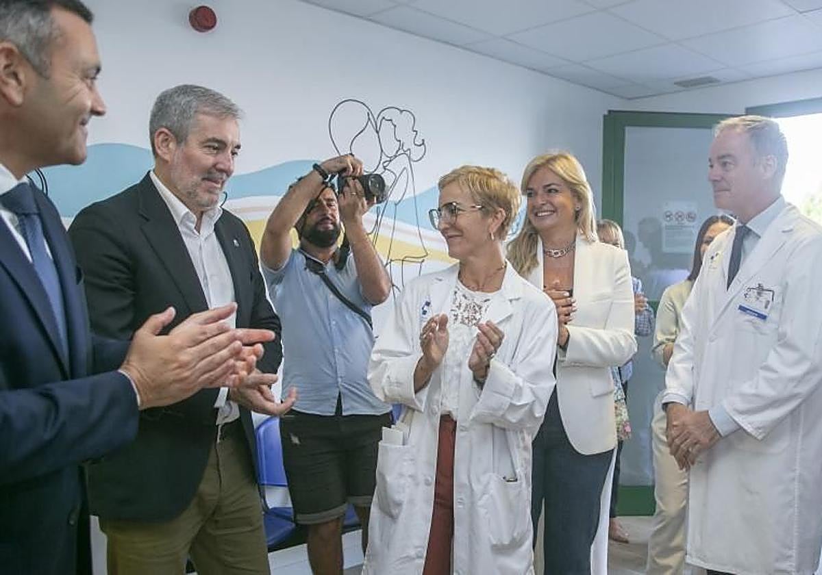 El presidente canario, Fernando Clavijo (2i), y la consejera de Sanidad, Esther Monzón (2d), en mayo, en el hospital de Lanzarote.