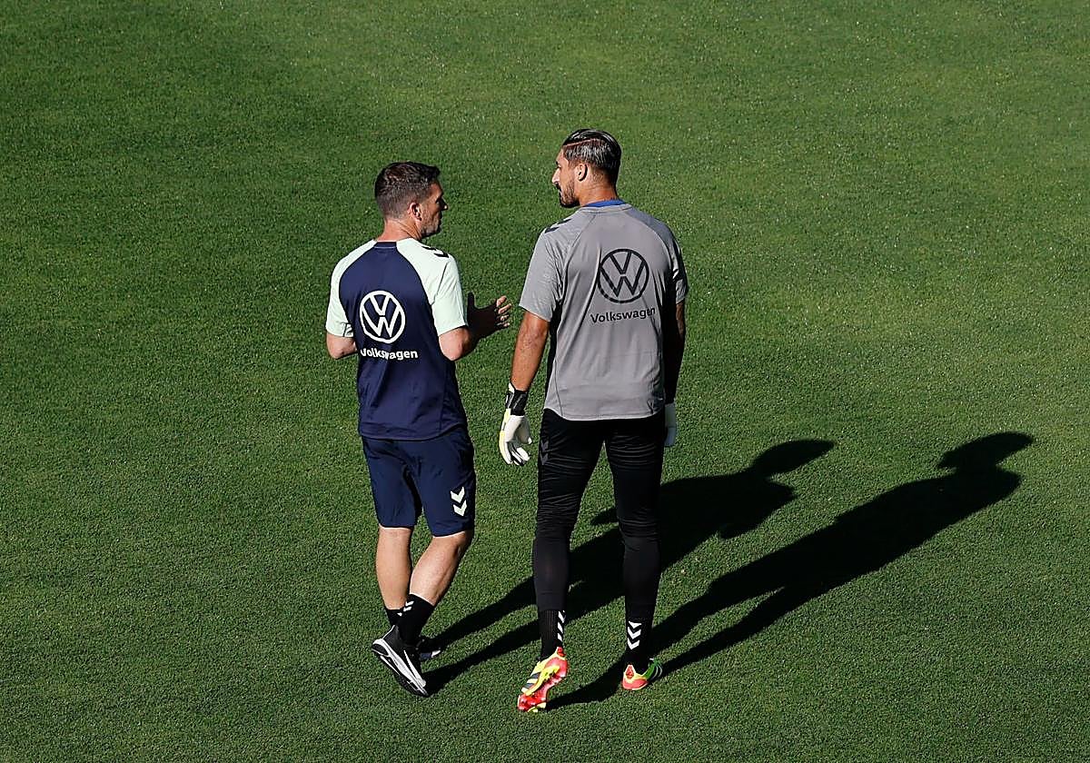 La primera sesión de Carrión, con rondos y mucho balón