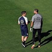 La primera sesión de Carrión, con rondos y mucho balón