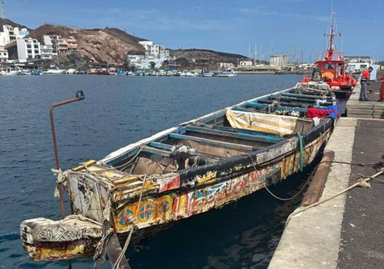 Imagen de archivo de un cayuco en el puerto de La Restinga.