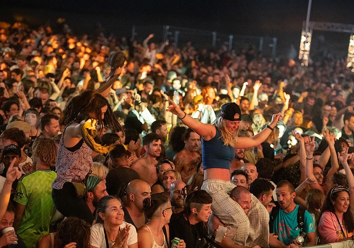 A pesar de coincidir con otras citas musicales, el público llenó las dos noches la playa de la Concha.